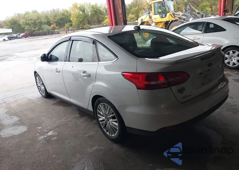2015 Ford Focus Titanium z USA, uszkodzony, nr VIN 1FADP3J27FL230825